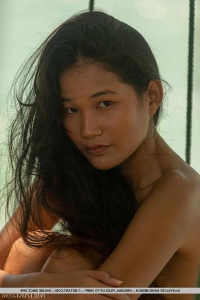 18P Pretty Thai girl Kloyali gets naked on a swing during seaside action