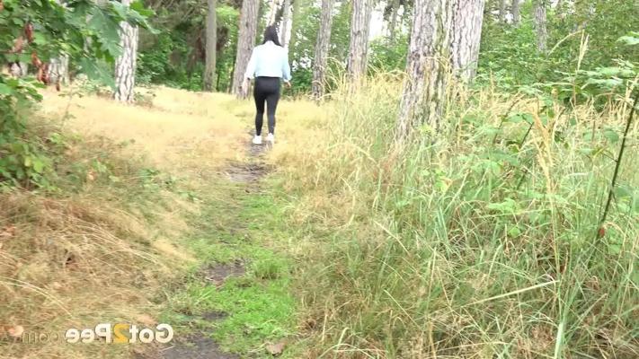 15P Brunette girl Dafne pulls down black leggings for an urgent piss in the woods