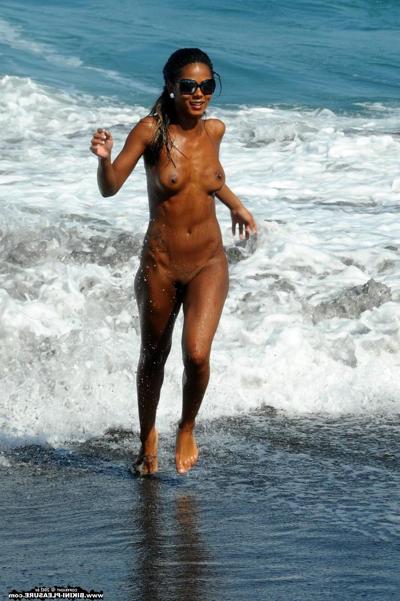 16P Solo girl Isabella Chrystin takes off her bikini while romping in the ocean