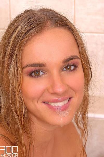 20P Sexy babe Suzanne gives her hubby a hot blowjob in the bathroom