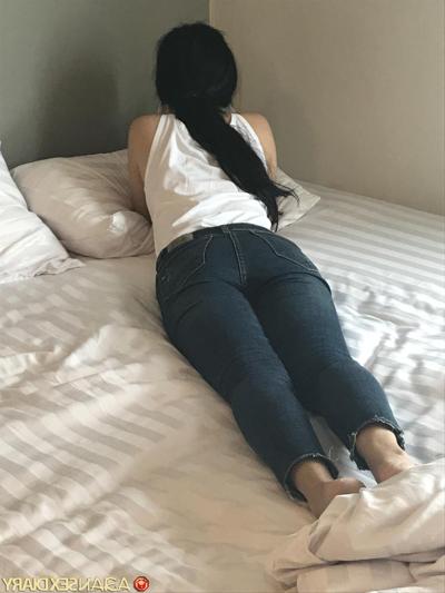 20P Amateur Asian Vikki flaunts her shaved cunt and gets it stuffed in POV action