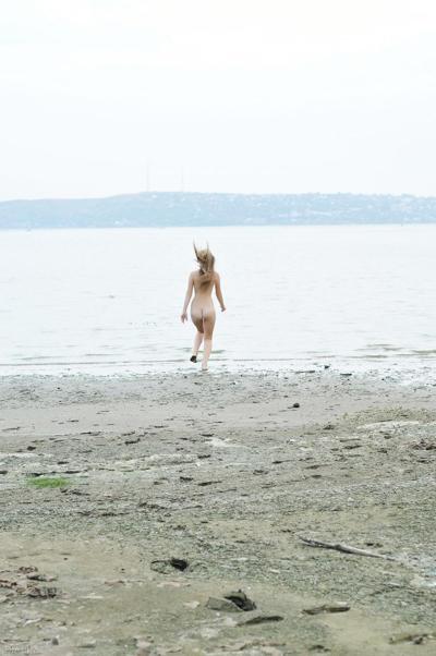 20P Amateur beauty Bridgit A exposing her sexy body with tan lines in nature
