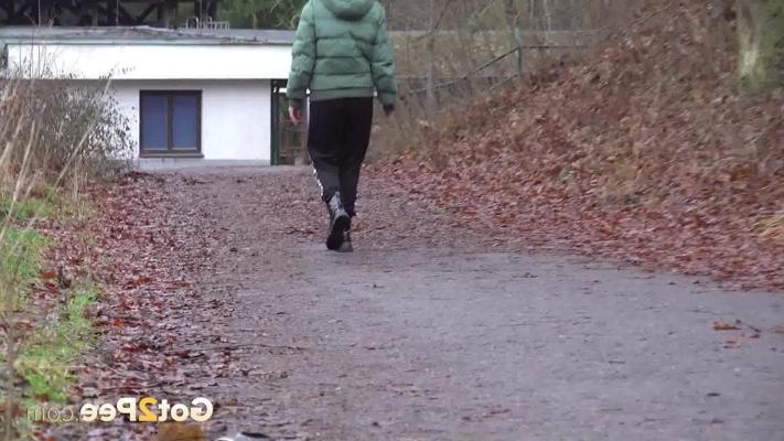 15P Соло-девушка Али Бордо писает на проезжей части во время прогулки