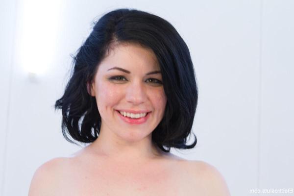 20P Brunette Belle Noire & blonde Lorelei Lee strip & show their big butts