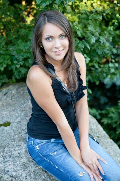 20P Glamorous teen Sophia E strips & unveils her hot body with tan lines