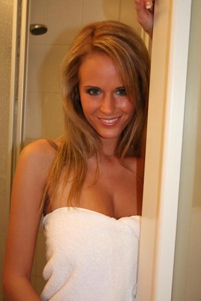 20P Breathtaking teen babe Sophie showering her incredible pair of boobs