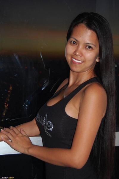 20P Amateur Filipina babe Leanne Pena exposes her gorgeous boobs and sucks a knob