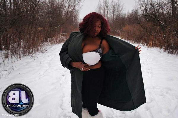 10P Chubby ebony woman Jinxy strips in the snow and shows her incredible cleavage