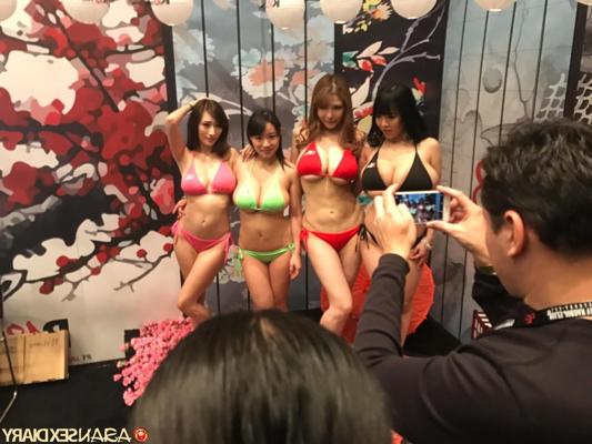 20P 痩せたブルネットの美女ジェニファーBがハメ撮りで後ろから岩のように硬いノブを取る