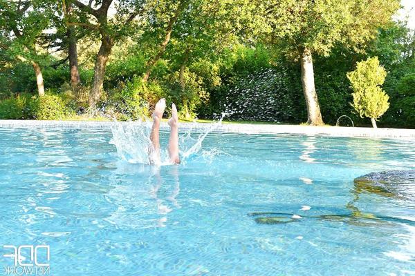 16P Solo babe Loulou Petite showing off sexy legs and barefeet outdoors in pool
