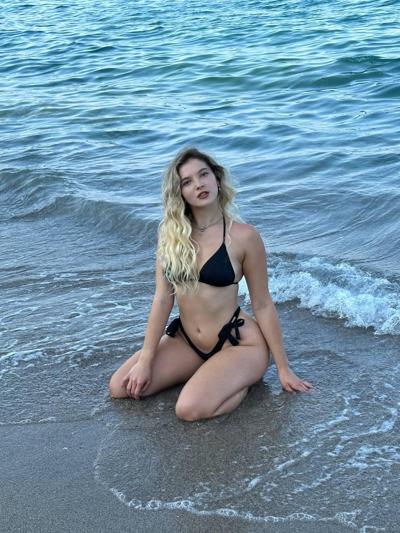 12P Sexy OnlyFans babe All About Diana poses naked & in her sexy bikini
