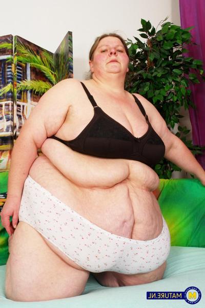 20P Mature SSBBW Antonia C struggles to masturbate with her big dildo