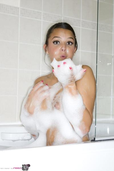 20P Attractive amateur teen Sara strips & shows her big ass during a bubble bath