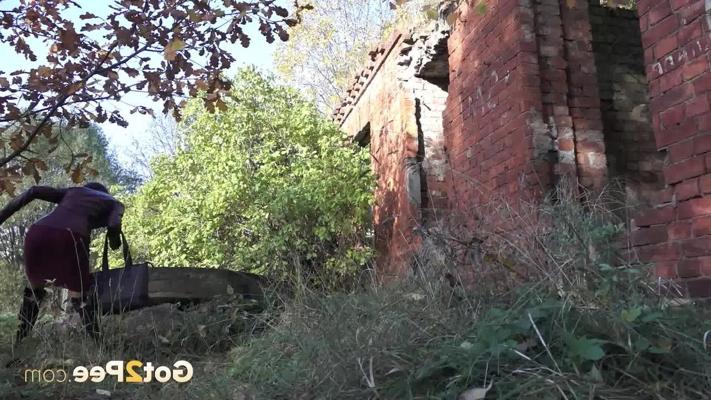 15P Милая девчонка Кристина в черных гольфах принимает столь необходимую мочу