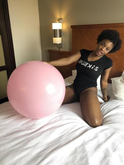 18P Ebony babe Kassey Starr shows her big black booty in her panties
