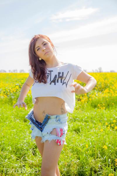 16P Sexy redhead Aubrey Chase gets dressed after posing butt naked in a field