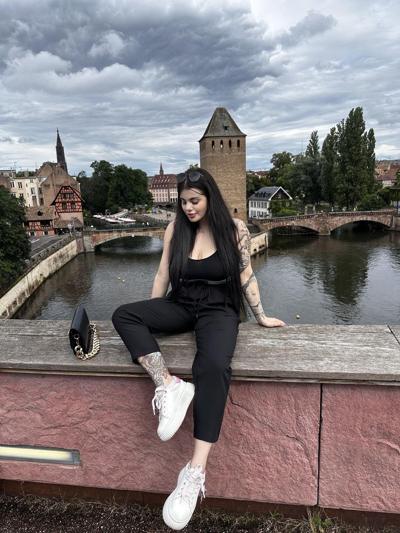 17P OnlyFansモデルのパトリシア・ブルームがコンピレーションで胸の谷間をからかう