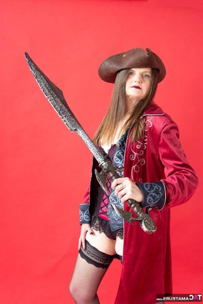 14P 熟女ジンジャー・クリクセンが単独行動中にセクシーな衣装をいくつかモデル化