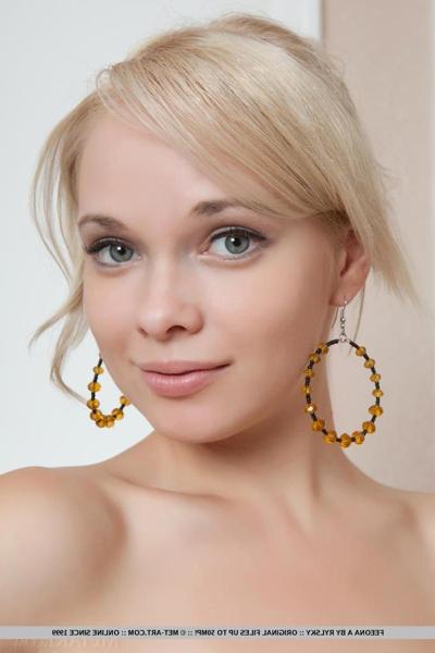 18P Gorgeous blonde Feeona A showing her small boobs & closeup bald pussy