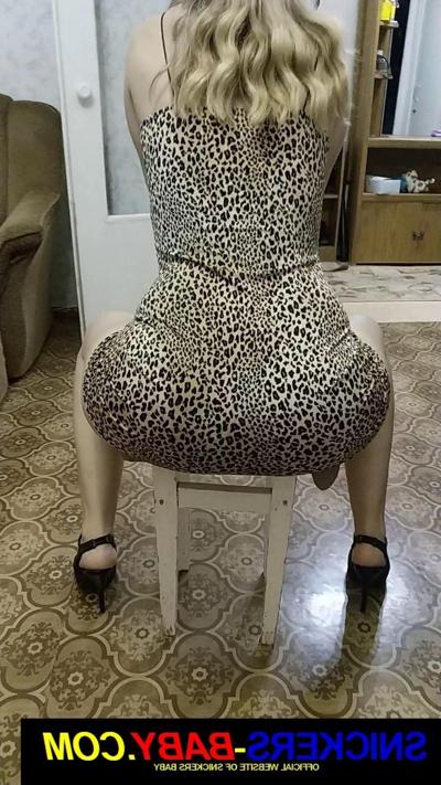 15P Curvy babe Snickers Baby shows off her big booty in a sexy dress