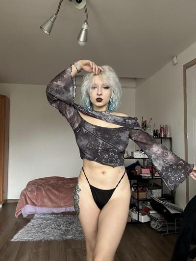 14P Das sexy Onlyfans-Babe Luminatria enthüllt ihre schönen großen Titten und ihren runden Arsch