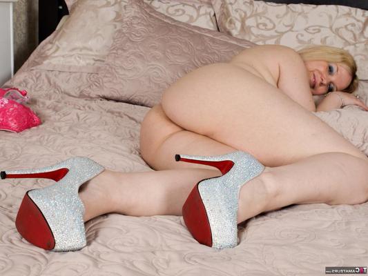 16P Thick UK blonde Sindy Bust gets naked on her bed in high-heeled shoes