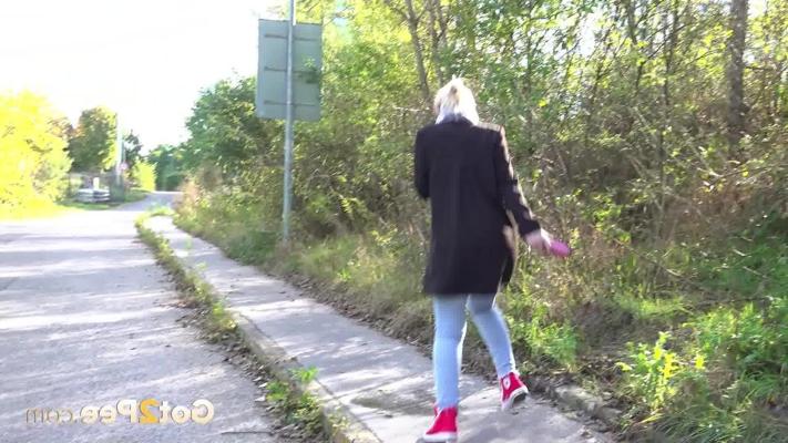 15P Pretty blonde Di Devi pulls down her jeans to pee on a public sidewalk