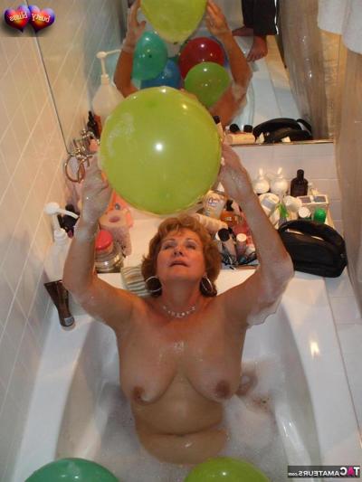 20P Naked mature woman Busty Bliss gets into a bathtub filled with balloons