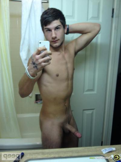11P Gay hunk Nico takes nude selfies showing his muscular body & his hard dick