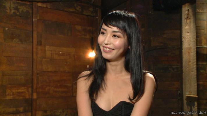 20P 美しいアジア人熟女、長谷マリカがランジェリー店でパンティー姿でポーズをとる