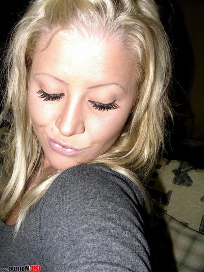 12P Blonde amateur exposes her bare ass during a solo engagement