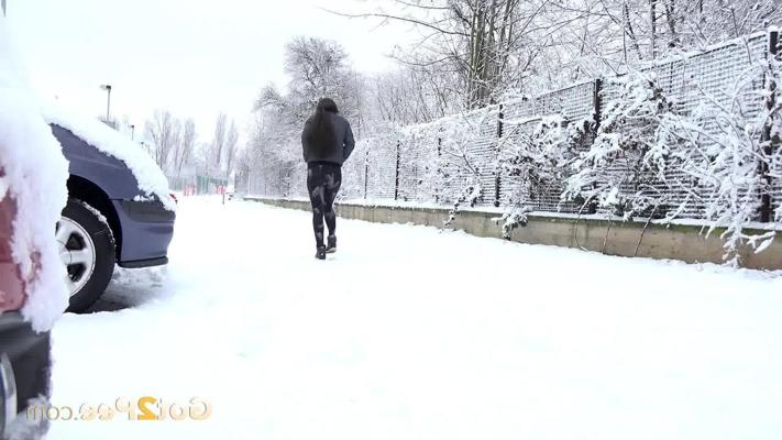 15P ララ・フォックスは駐車した車の近くの雪に覆われた地面で緊急小便をする