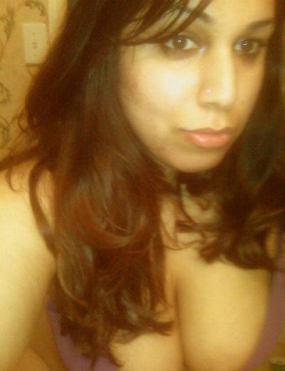 10P Indian solo girl exposes her big boobs while taking selfies