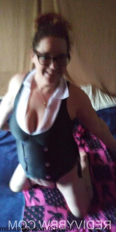 15P Dirty amateur mature Red Ivy displays her big tits & poses in undies on a bed
