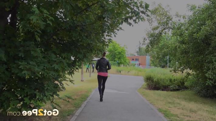 15P White girl Victoria Daniels takes a piss next to a bench in a public park
