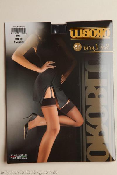 20P Миниатюрная крошка Джоди Гассон сидит на диване в чулках и показывает большие сиськи