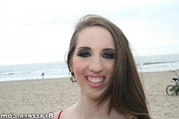 20P MILF with attractive figure Kelly Divine adores exposing charms outdoors