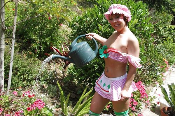 16P Bootylicious babe in stockings showcasing her titties and pussy outdoor