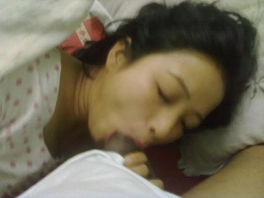 15P インド人の妻が完全に服を着たまま大きなチンポを口に入れる