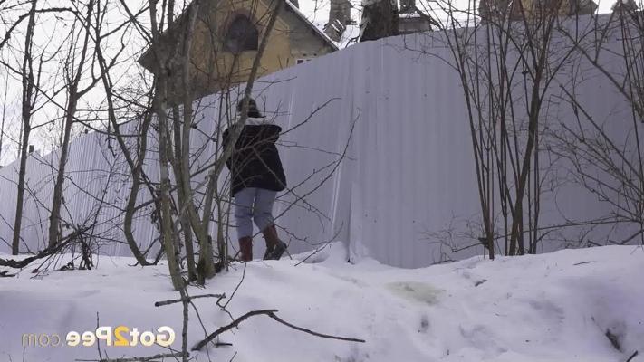 15P 白人少女ジェシカ・ストーンが雪の地面で切実におしっこをする
