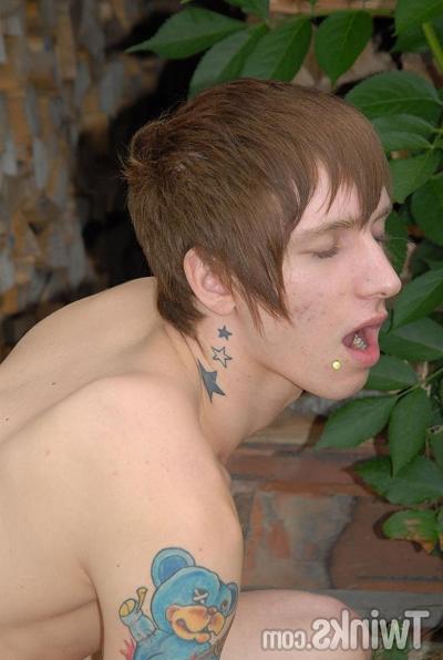 20P Tattooed gay punkhead gets his dick sucked and his ass fucked by a twink
