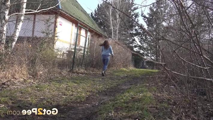 15P Caucasian girl Nicolette Noir pulls down her blue jeans for an outdoor piss