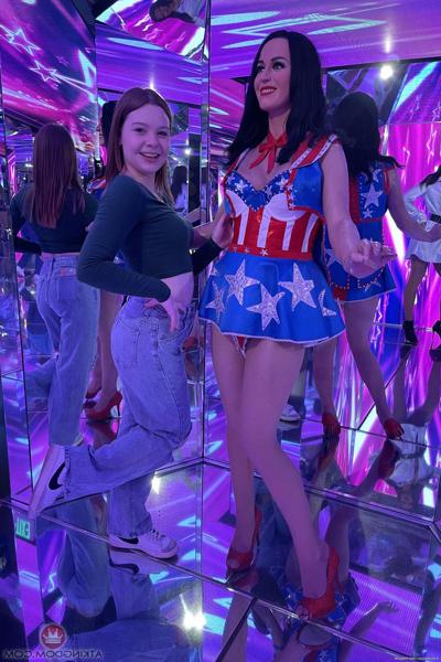 20P 穴、大きなお尻、おっぱいを露出する小さなアマチュア ガールフレンド Adrianna Jade