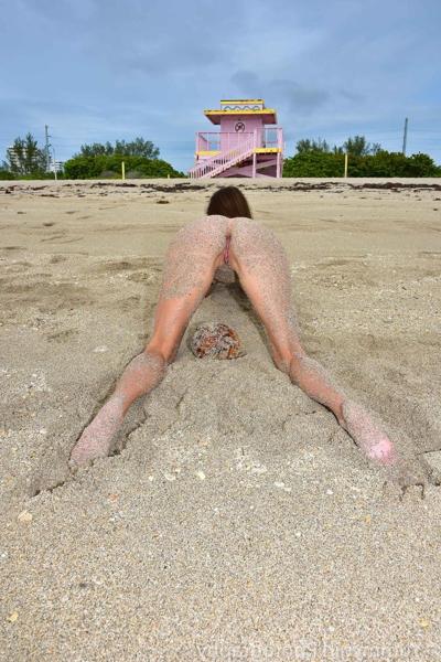 20P Naked MILF Sofie Marie shows her lickable pussy while playing in the sand