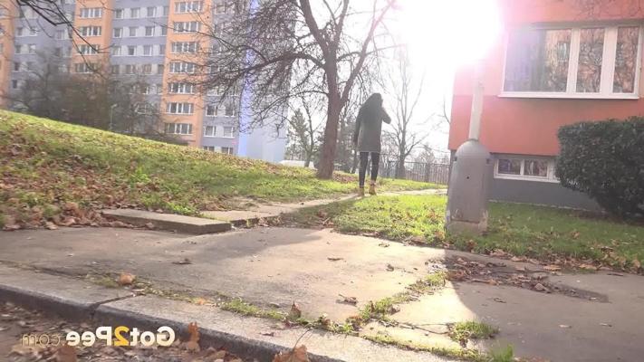 15P Кавказская девушка Эсперанса срочно пописала за припаркованной машиной