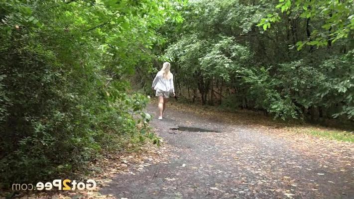 15P Blonde girl Nikki Dream takes a badly needed piss on wet pavement