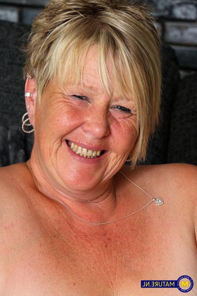 20P Short-haired British cougar Chantelle sucking and fucking a tiny toy