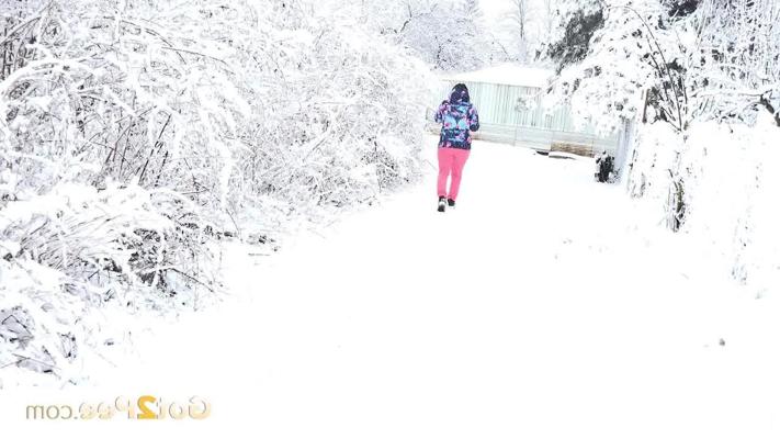 15P 雪に覆われた路上でおしっこしようとピンクのズボンを下ろした白人の少女ヘナ