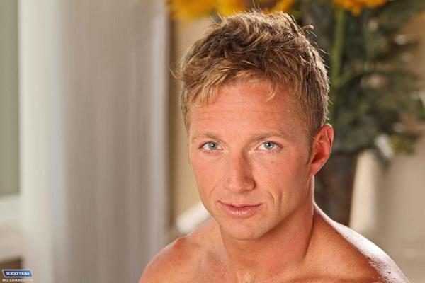 20P L'étalon tatoué Kody Slater exhibe sa grosse bite et son corps athlétique.