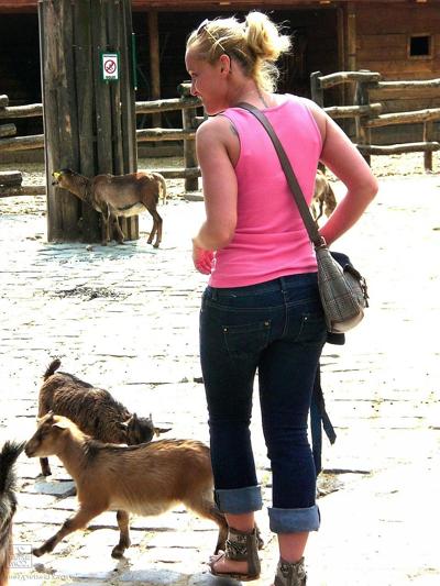 17P Amateur babe Kathia Nobili drops her jeans & flashes ass in public at the zoo